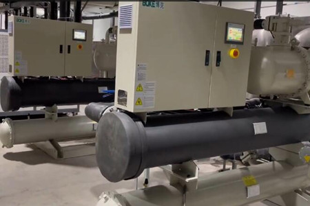 两台350KW水冷螺杆式冷水机顺利出厂并运行正常