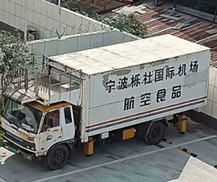 公司售服对机场中央厨房系统冷却用冷水机进行回访，发现风险，解决问题