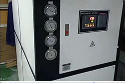 某仪表厂用20匹水冷式工业冷水机组
